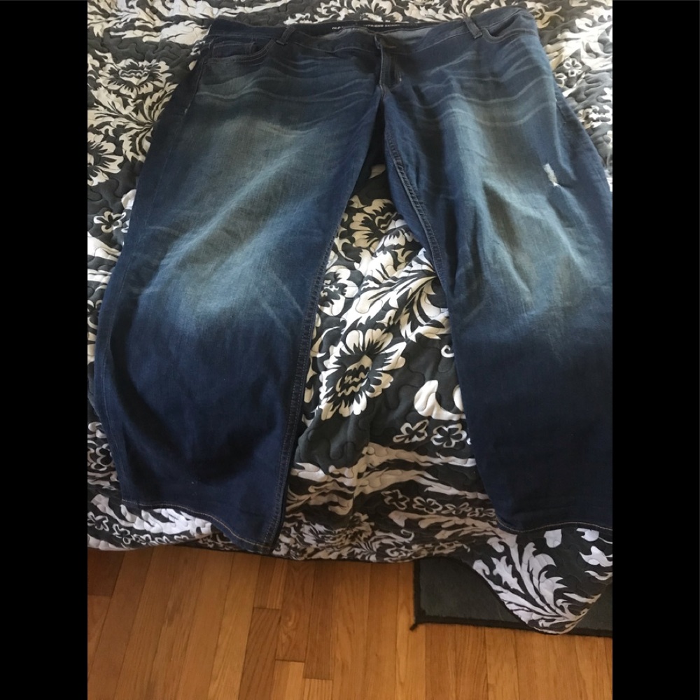 Distressed Cropped Jeans